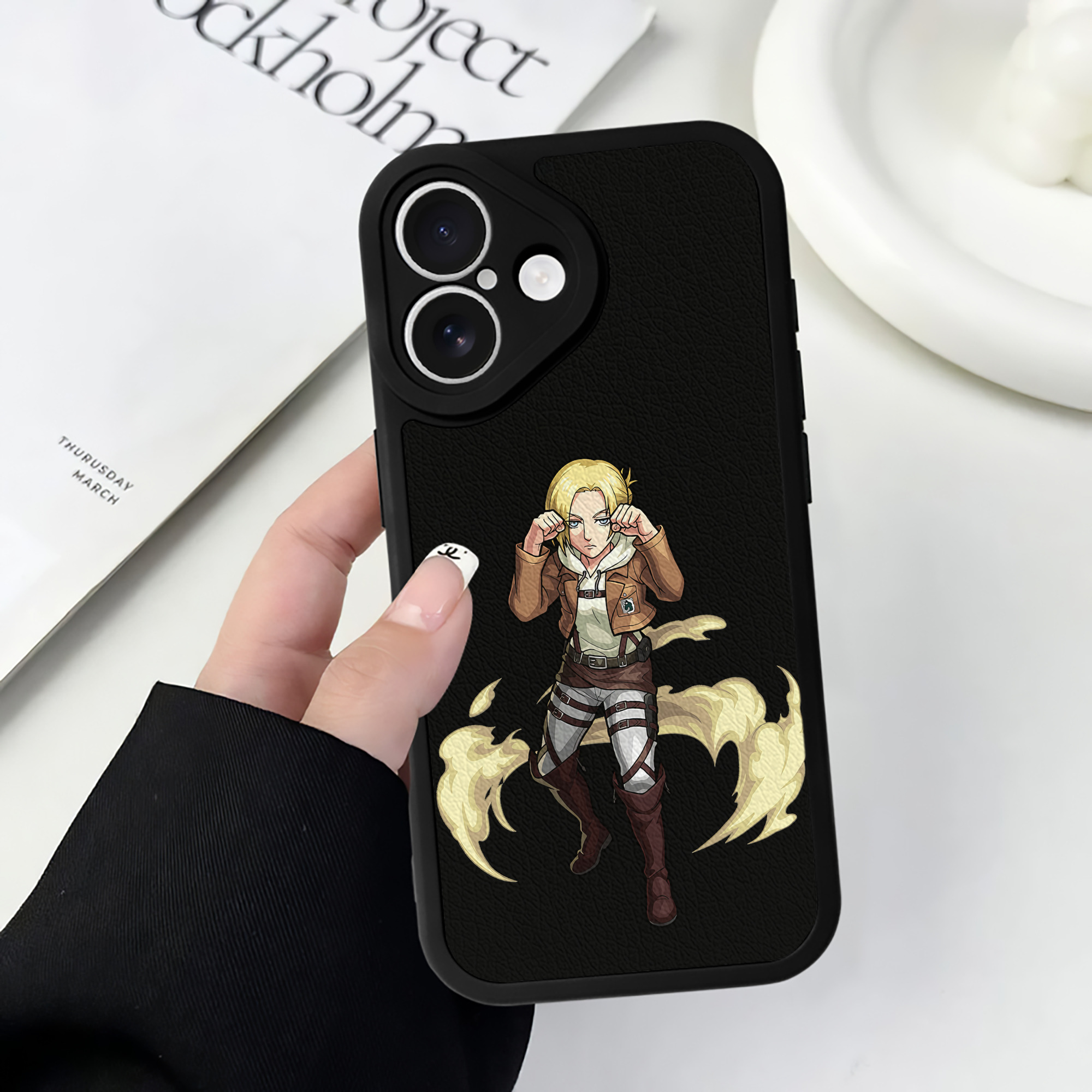 （画像用） 進撃の巨人 アニ・レオンハート Attack on Titan Annie Leonhart 【iPhone 16シリーズ対応】シリコンスマホケース（レザー調） 材質：シリコン